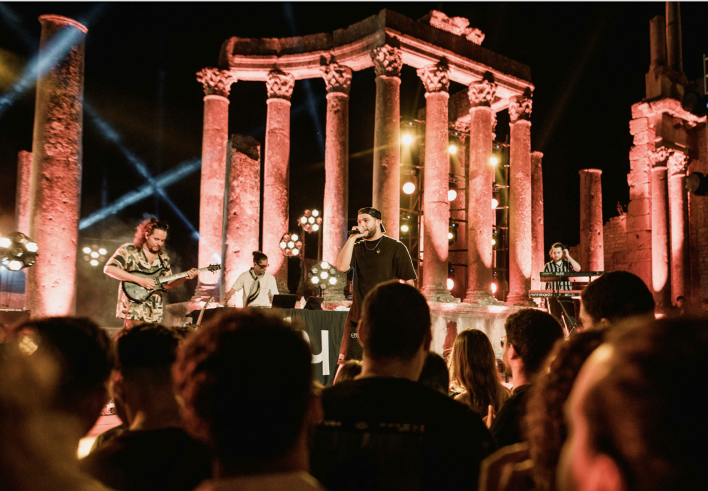 TIF au Festival International de Dougga, où le rappeur algérien a électrisé les ruines romaines avec ses mélodies envoûtantes et son énergie débordante.